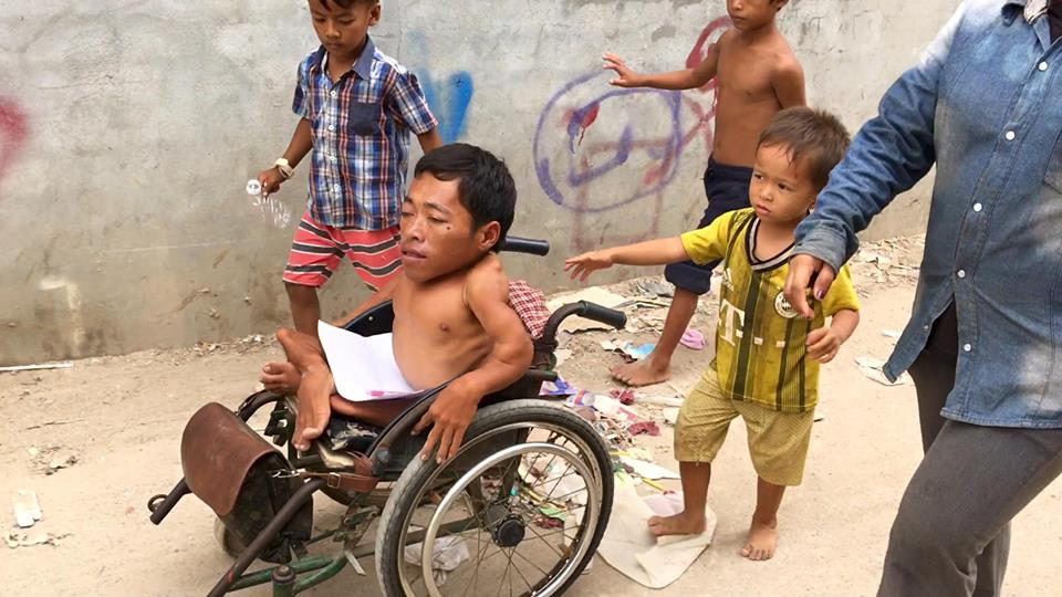 ឯកឧត្តម ឯម ច័ន្ទមករា អគ្គលេខាធិការក្រុមប្រឹក្សាសកម្មភាពជនពិការបាន សមែ្តងការរំភើបចិត្តនូវការសណ្តោសប្រណីរបស់សម្តេចតេជោ ចំពោះជនពិការ លោក បួញ សុភក្តិ